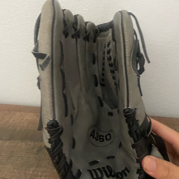 Wilson baseball glove - Picture 3 of 4